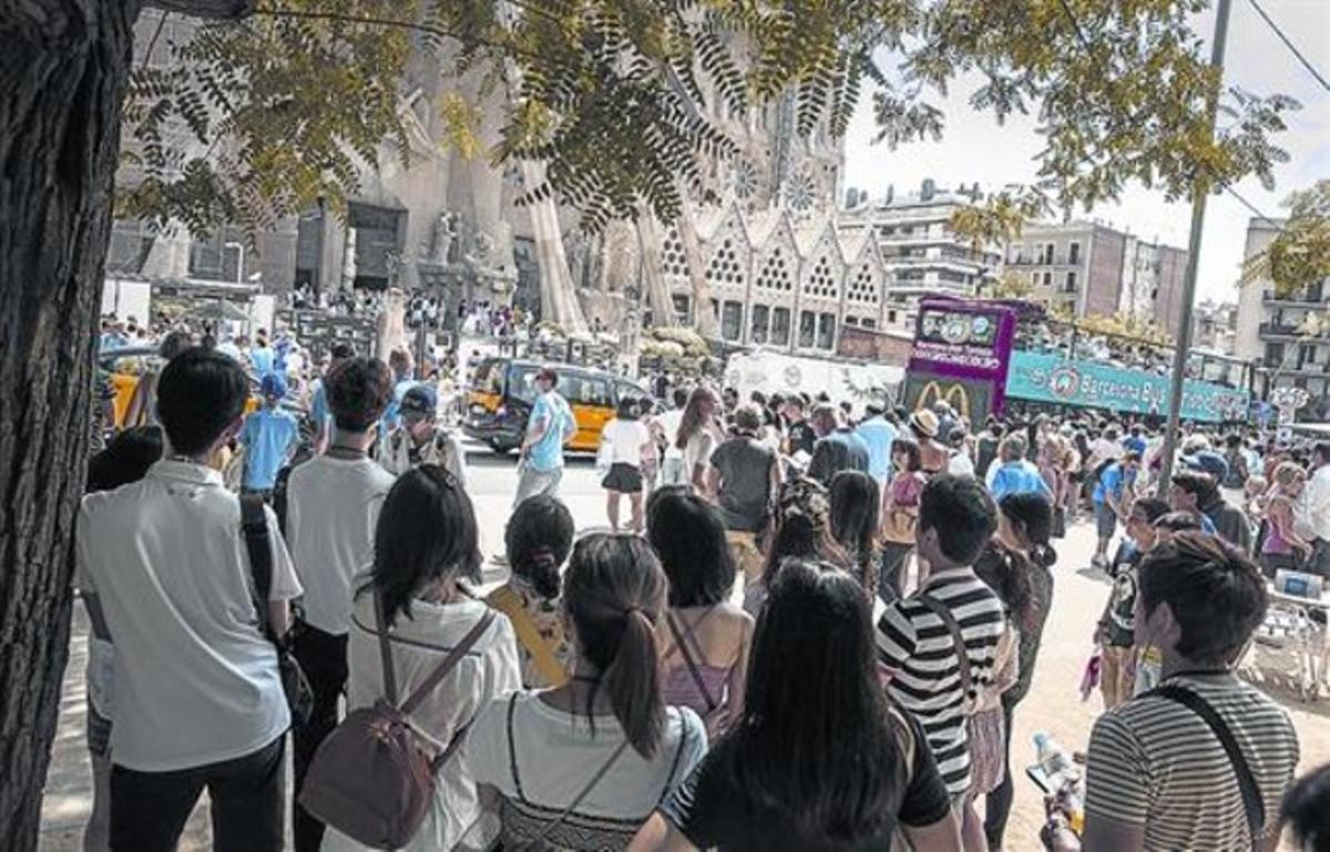 Una multitud de turistes ocupen la vorera del carrer de Sardenya davant la Sagrada Família, al setembre.