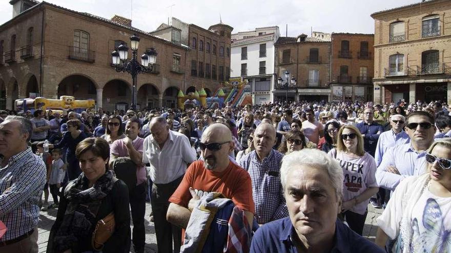 Aspecto que presentaba la plaza Mayor durante la reivndicación de un pediatra 24 horas a la Consejería de Sanidad.