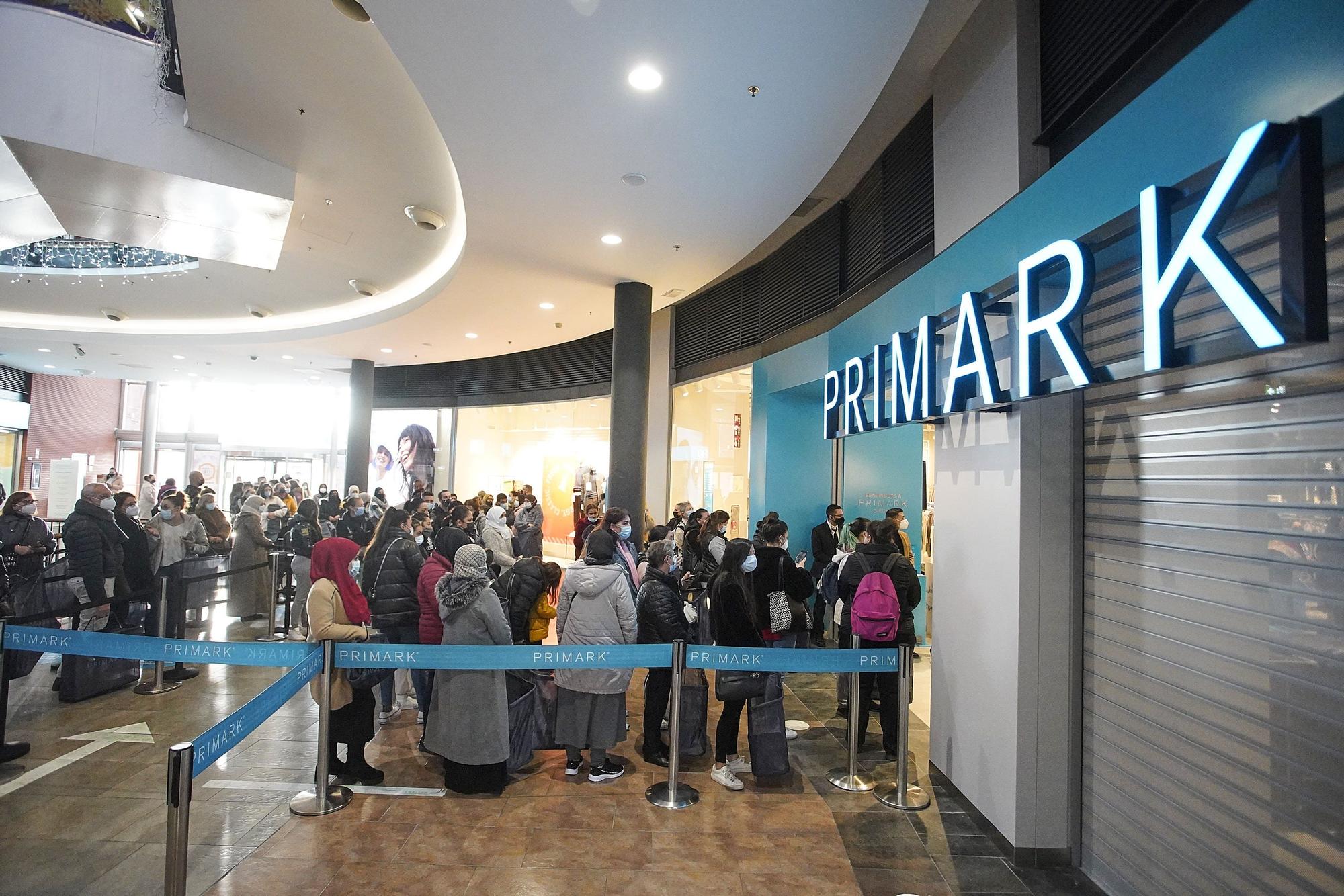 Gran expectació a l'obertura del Primark a l'Espai Gironès de Salt