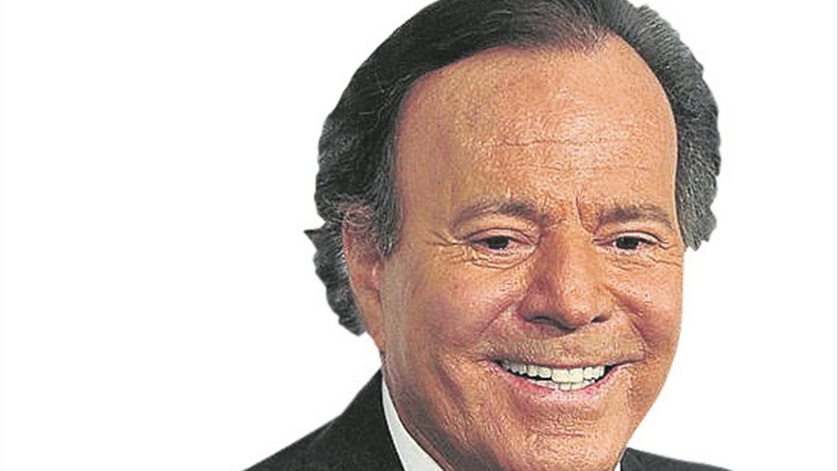 lmmarco38790692 spanish singer julio iglesias holds an award after being nam170829134910
