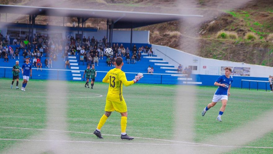 Violencia en partido regional de Canarias: suspensión y disparo policial en pleno campo