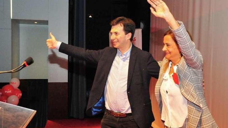 Gonzalo Caballero y Carmela Silva, ayer, durante el mitin socialista celebrado en A Illa de Arousa. // I. Abella