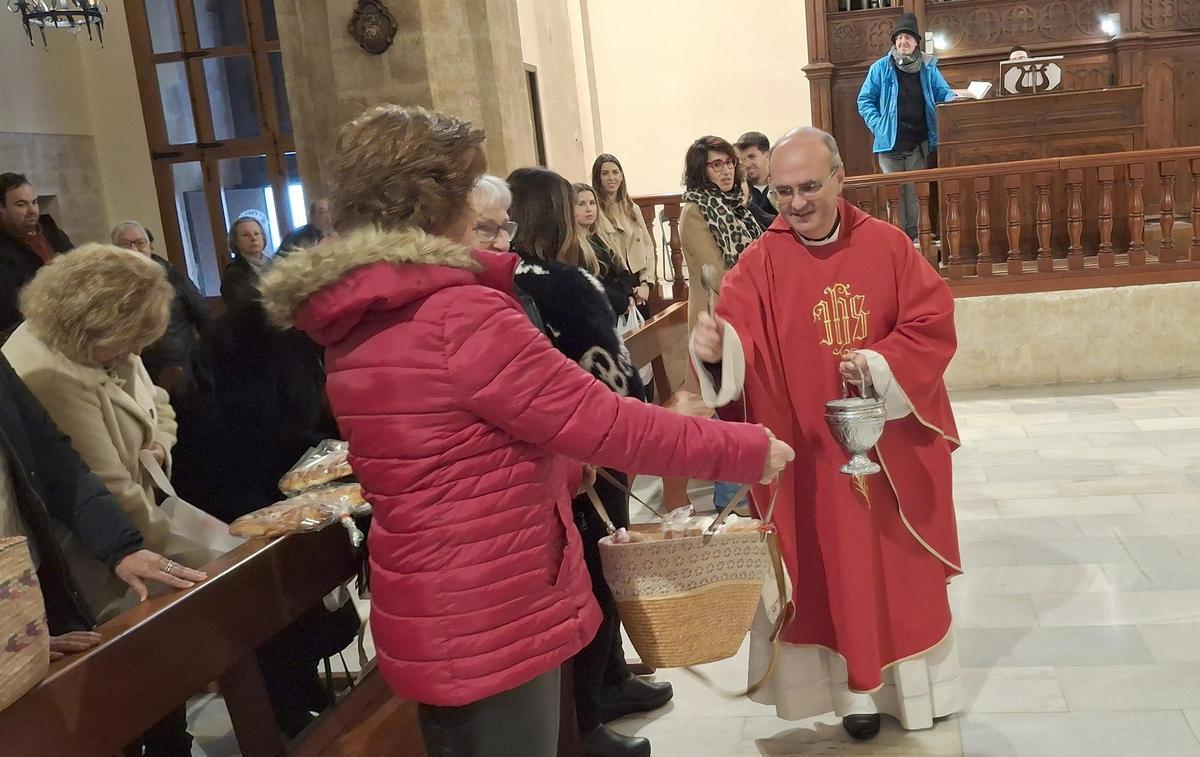 El párroco bendice las Damas que los vecinos llevaban en los "cabassets"