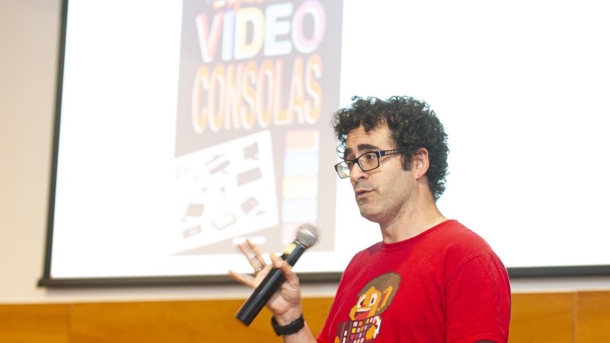 Ramón Nafria durante su exposición ante el alumnado de Ingeniería Multimedia