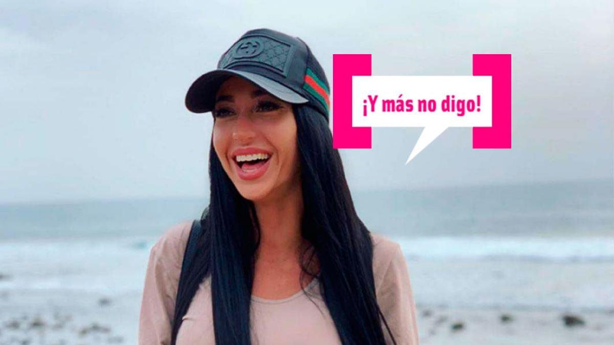 Aurah Ruiz en la playa con gorra y cinturón Gucci