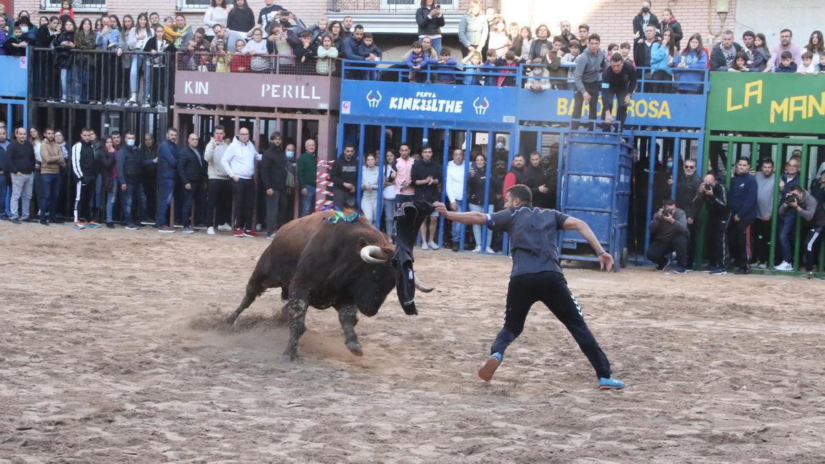 &#039;Sevillano&#039; ha sido el toro de Cayetano Muñoz que ha dado el pistoletazo de salida a la Pascua Taurina de l&#039;Alcora.