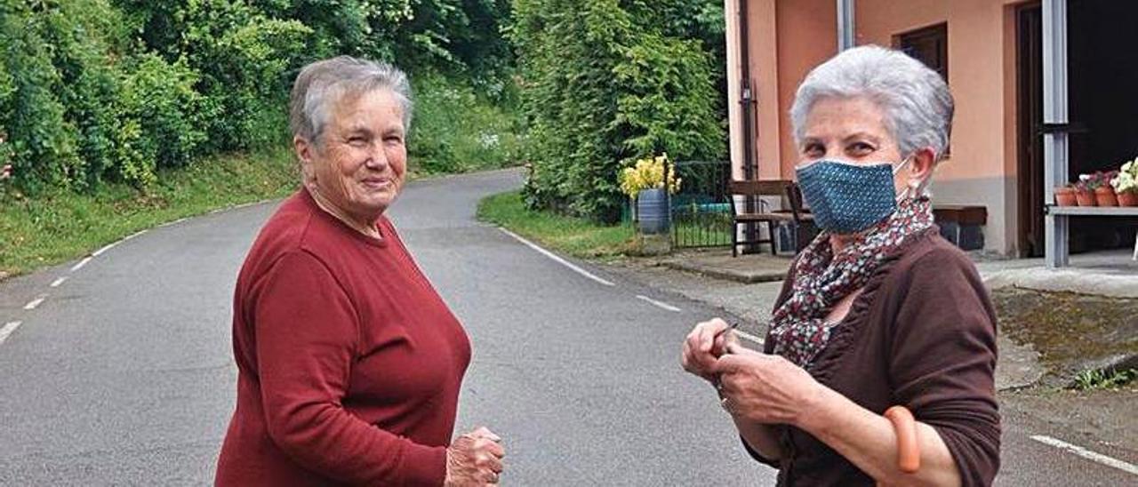 Vicenta Martínez y Joaquina Rodríguez, ayer, al comienzo de su paseo vespertino en Sorrodiles por la carretera del ataque. | M. L.