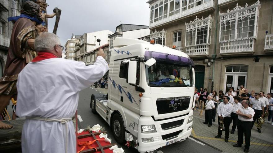 Bendición de vehículos, en una edición anterior de la procesión de San Cristóbal en A Estrada. // Bernabé / Cris M.V.