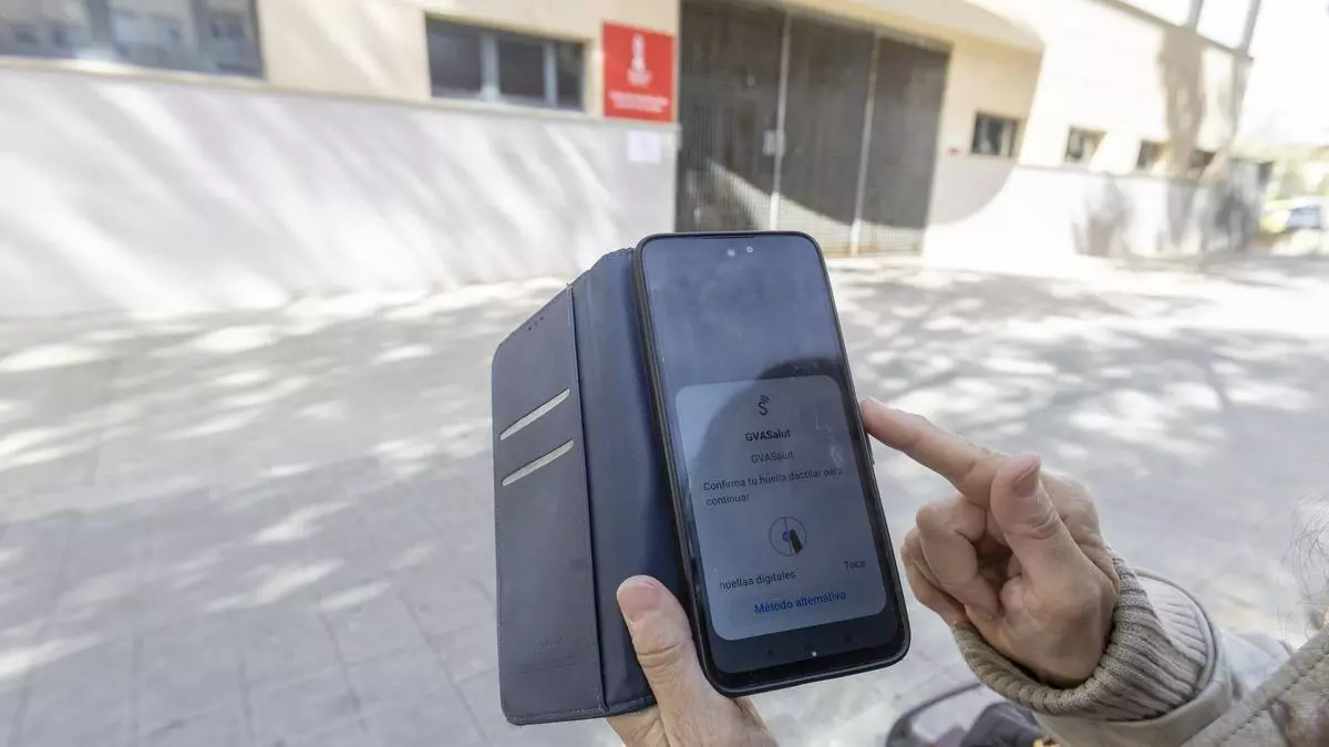 Los alicantinos opinan: GVA+ Salut, una aplicación que abre la brecha digital