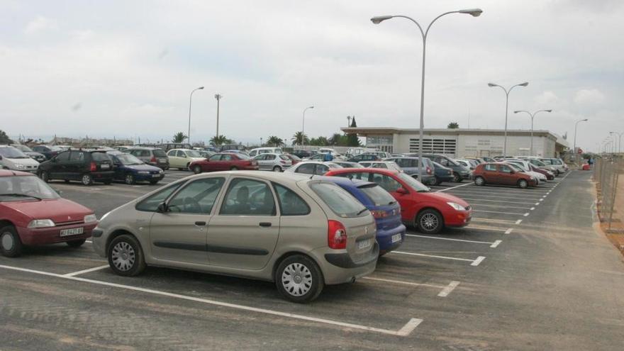 Coches aparcados en el aeropuerto de San Javier.