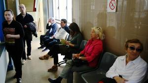 Varias personas esperan a ser atendidas en un centro de salud de Barcelona