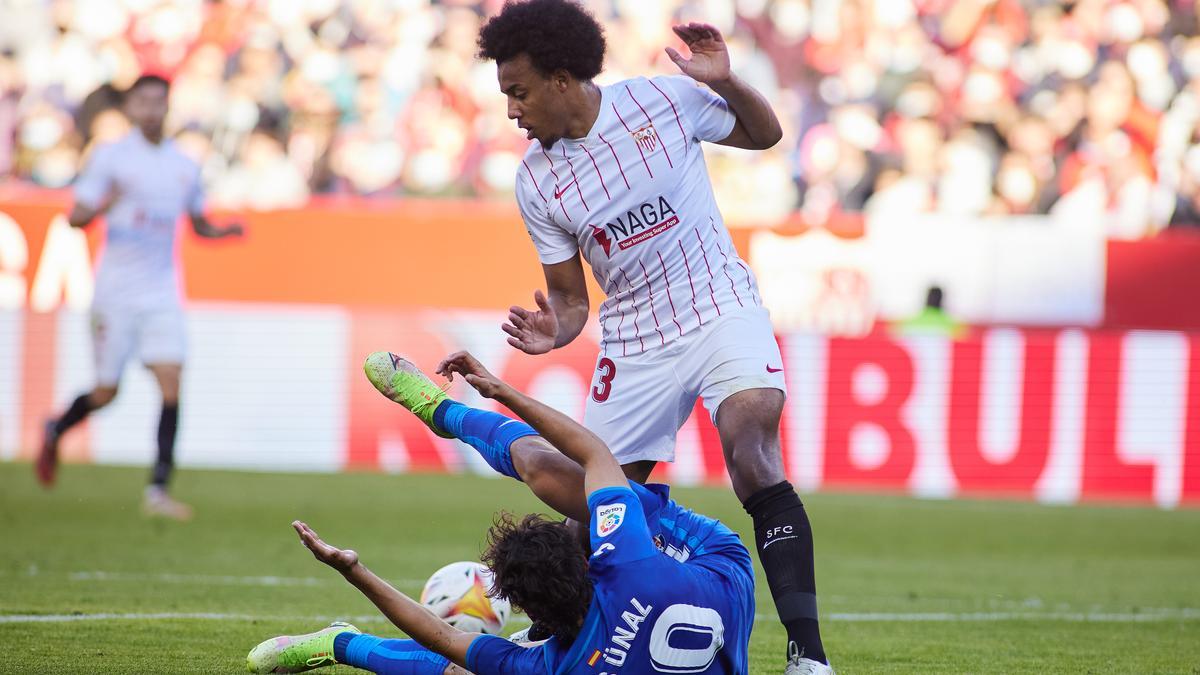 Kounde, en un partido con el Sevilla.