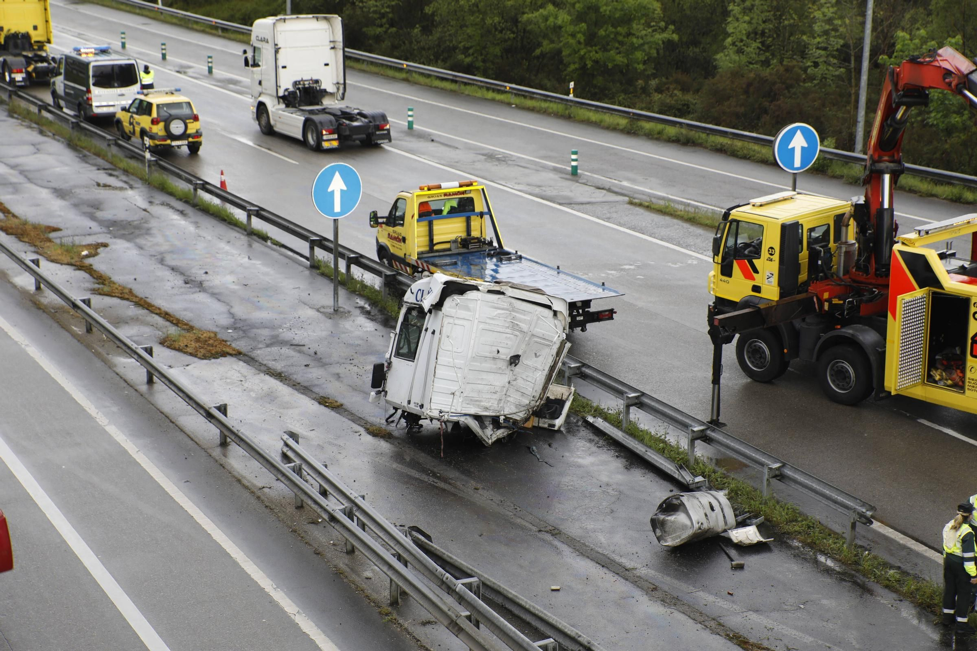 EN IMÁGENES: El brutal accidente de un camión en la A-64