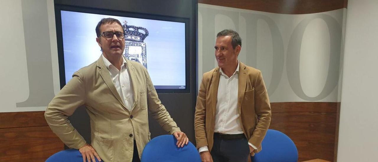 José Luis Costillas, a la izquierda, y Javier Cuesta, antes de la presentación del borrador de presupuestos de la Fundación Municipal de Cultura para 2023. | LNE