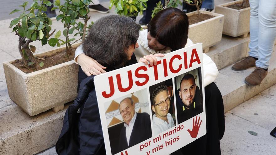 Diana Morant se abraza y consuela a las víctimas de la dana a las puertas de les Corts