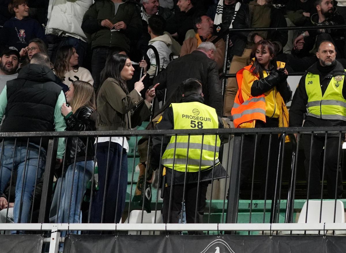 Galería | Nuevas imágenes del 'espectáculo' de los acompañantes del Racing en tribuna