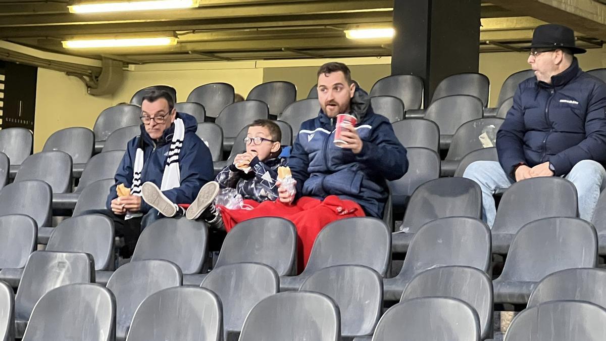 Varios aficionados comiendo y bebiendo en Castalia.