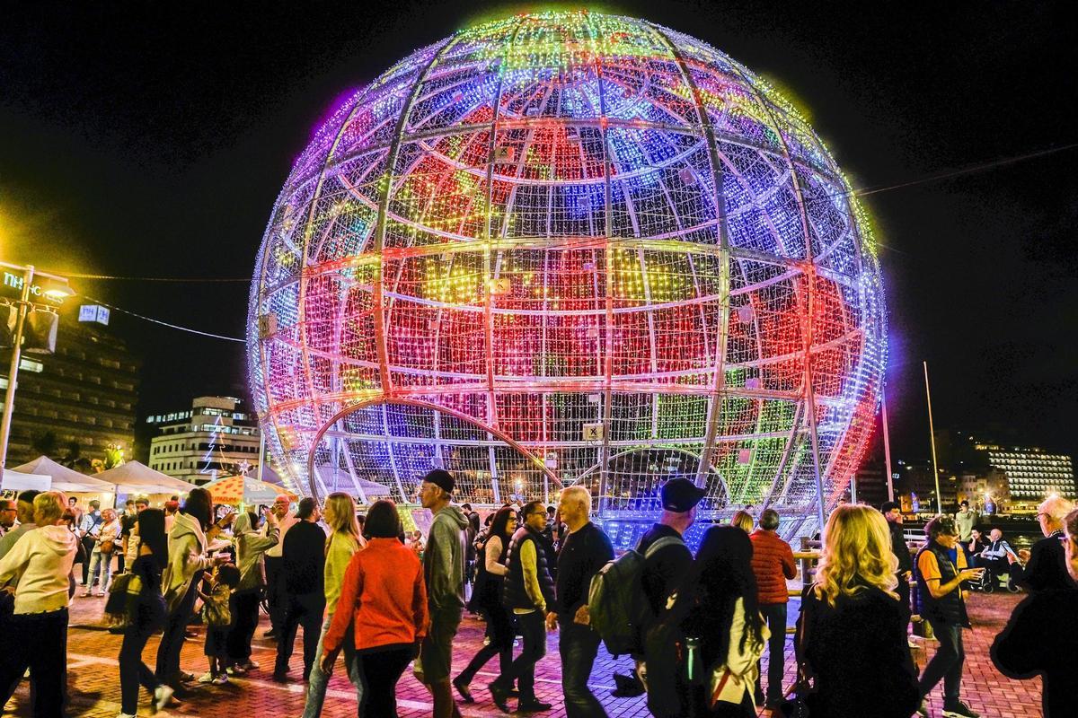 Bola de Navidad instalada en La Puntilla en 2024.