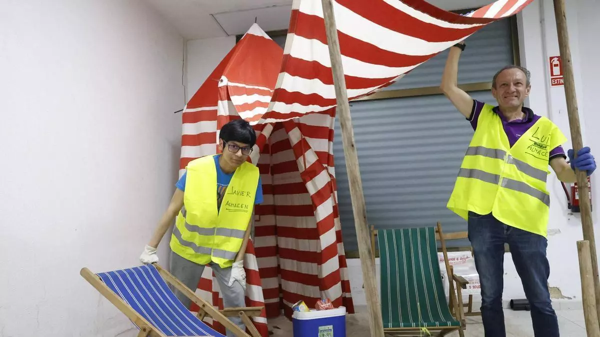 Las casetas de la playa de San Lorenzo serán aún más benéficas este verano: "Detrás de estos iconos de Gijón hay una importante causa solidaria"