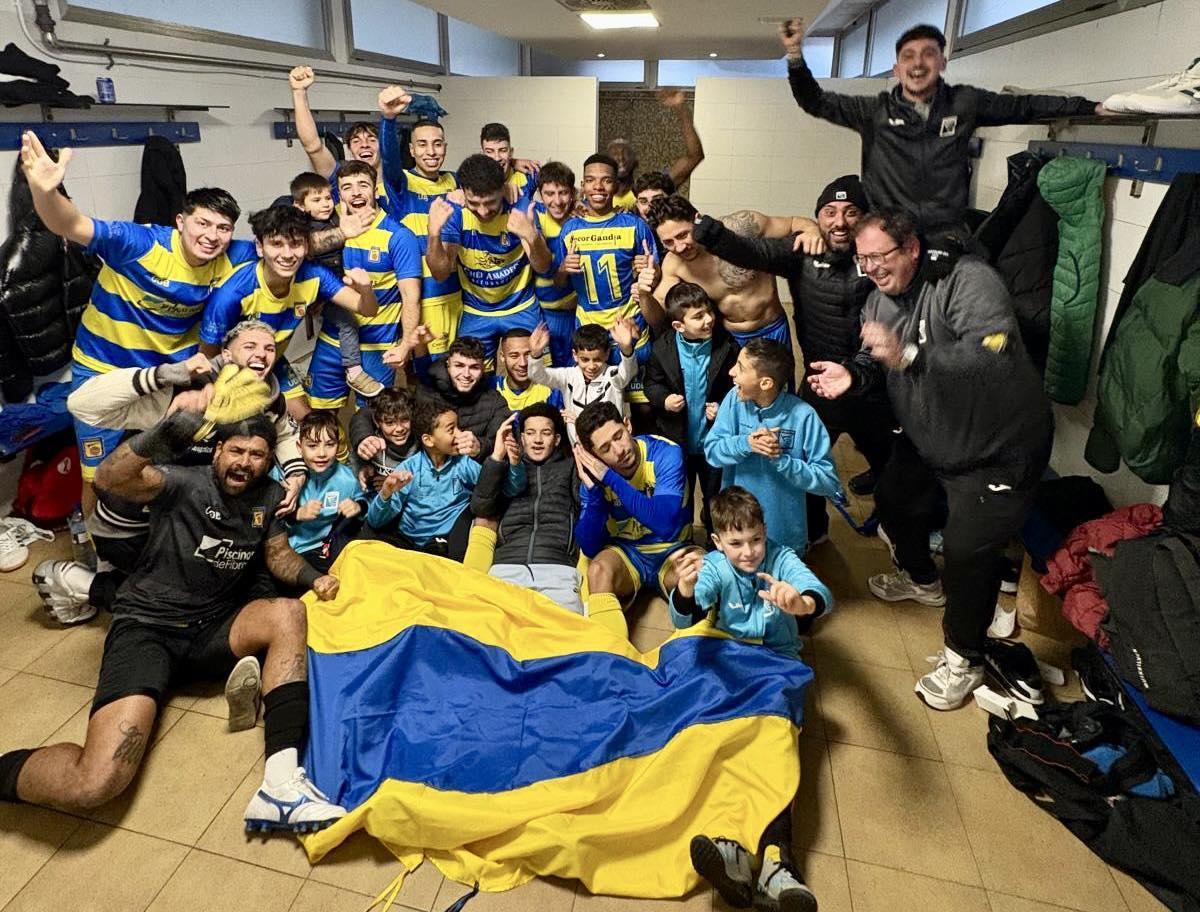 Jugadores, técnicos y dirigentes de la UD Beniopa celebran un triunfo esta temporada