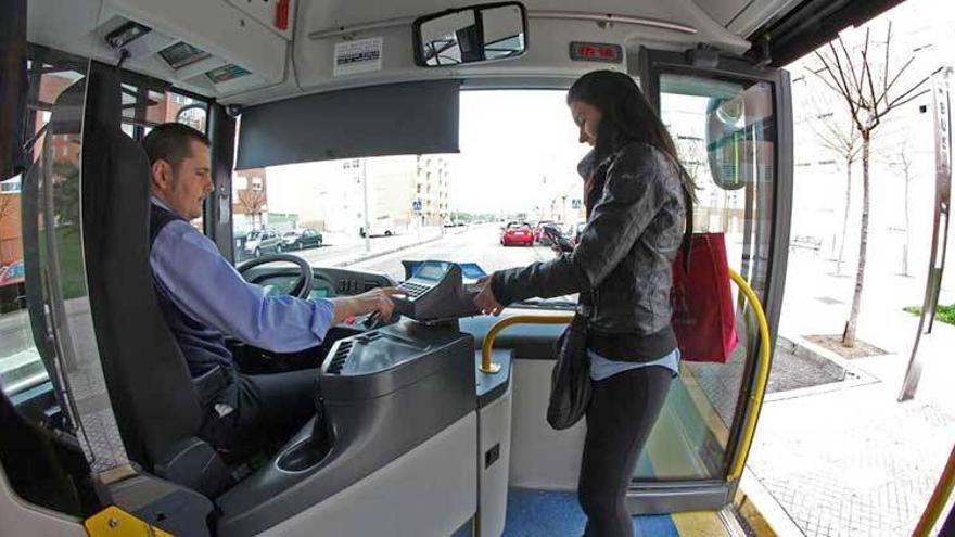 Los vecinos de Cerro Gordo de Badajoz estrenan el servicio de autobús urbano dominical