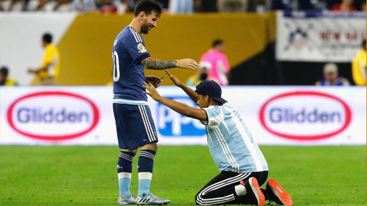 Un espontáneo saltó al campo para arrodillarse ante Leo Messi