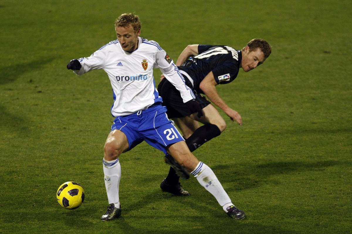 Jarosik se anticipa a un rival con la camiseta del Real Zaragoza