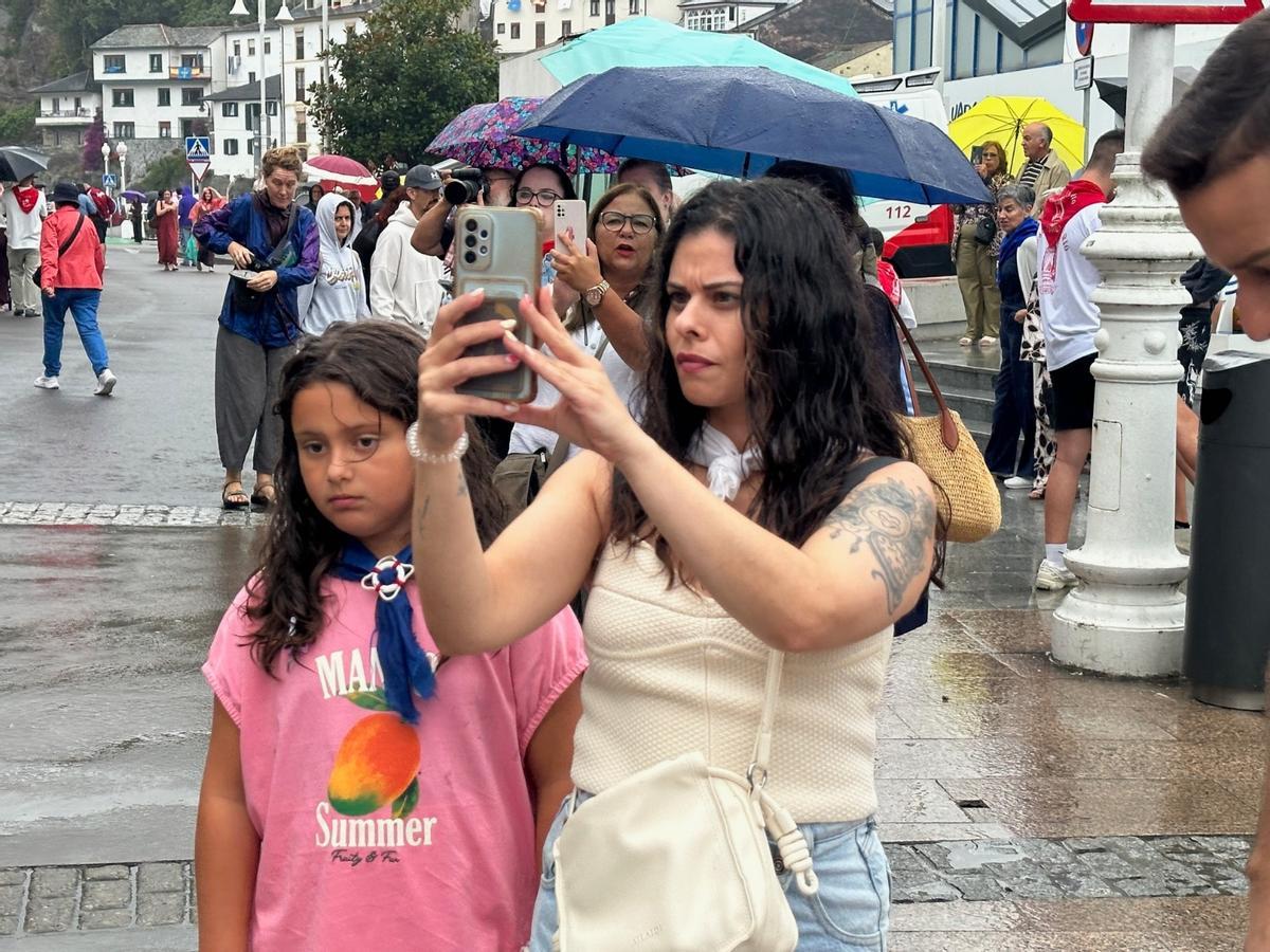 Las fiestas del Rosario de Luarca: emoción y alegría bajo la lluvia