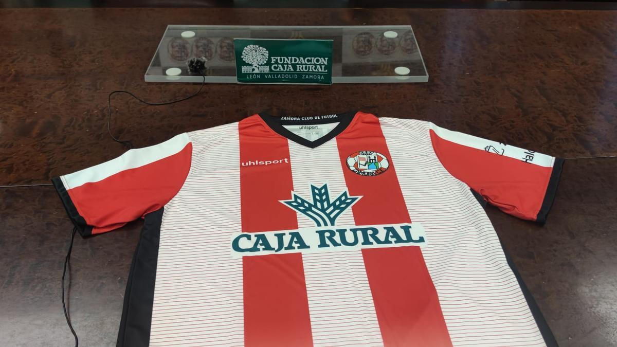 Camiseta del Zamora CF con el logo de Caja Rural.