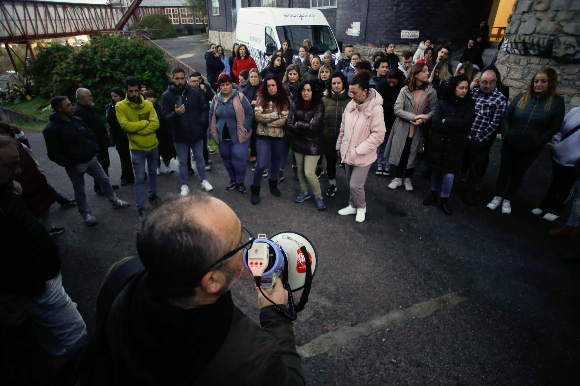 Sargadelos impide el acceso de los trabajadores a la planta de Cervo a primera hora de la mañana