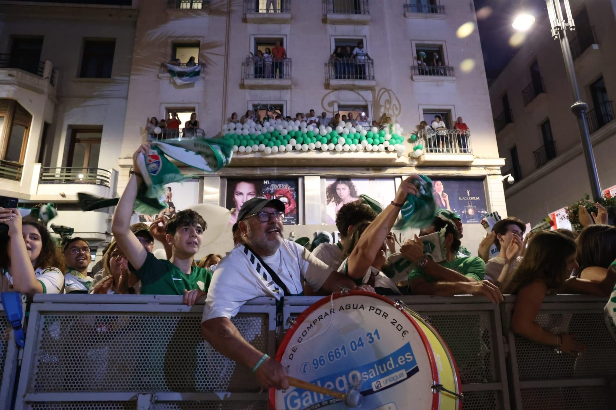 El Elche CF celebra el ascenso a Primera con una rúa en autobús hasta la Plaça de Baix