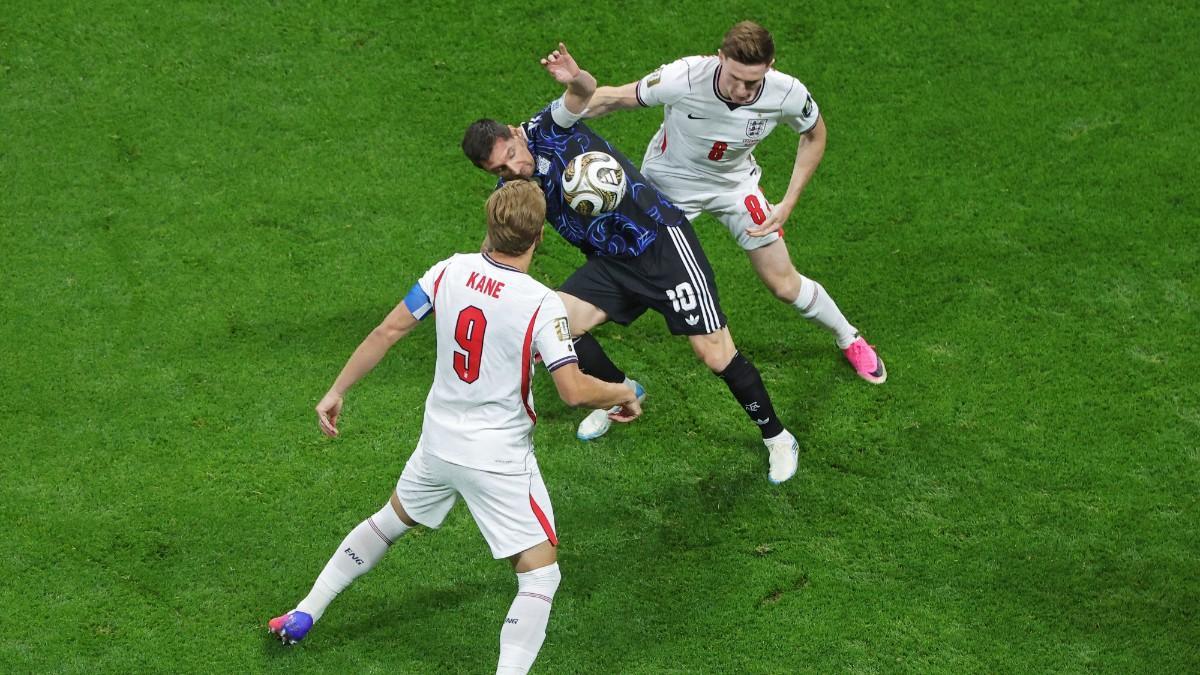 Lionel Messi, capitán de Argentina, rodeado de Elliot Anderson y Harry Kane, de Inglaterra