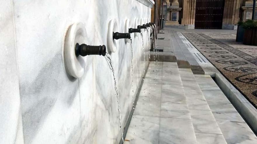 Vuelve a correr el agua en la fuente de la plaza de San Agustín