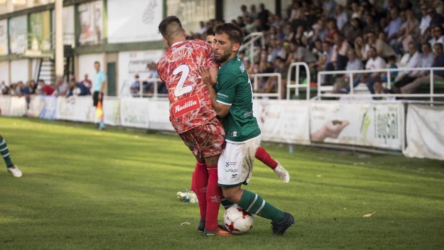 Un lance del partido de ida entre Coruxo y Guijuelo en O Vao. // C. Graña