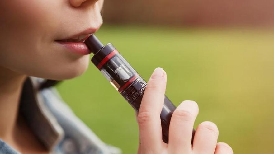 Los vapeadores sustituyen al tabaco convencional entre los adolescentes asturianos: uno de cada cinco los usa cada día