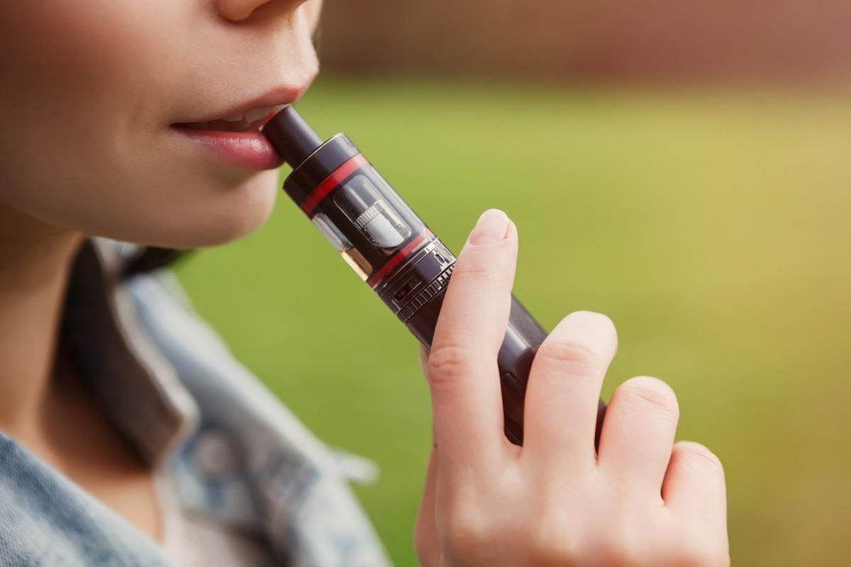 Persona usando un vapeador.