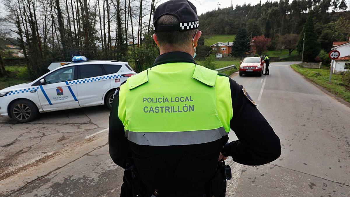 Agentes de la Policía Local de Castrillón, en un control del cierre perimetral en la carretera de la Plata. | M. V.