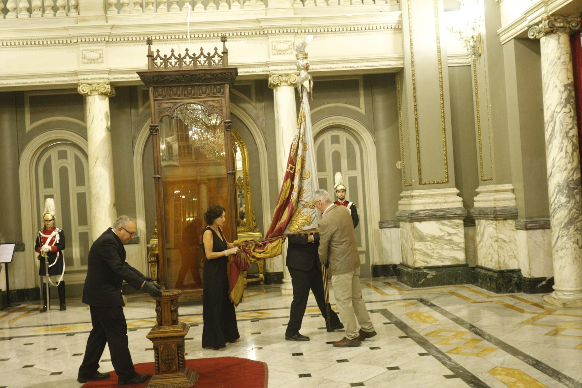 Los valencianos visitan la Real Senyera en el Ayuntamiento de València
