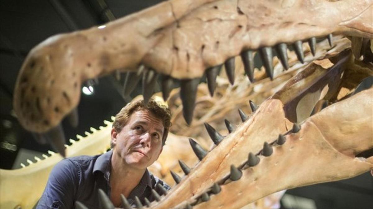 El paleontólogo Paul Sereno, junto a la reconstrucción de un craneo de 'Spinosaurus aegyptiacus' en una exposición de la National Geographic Society