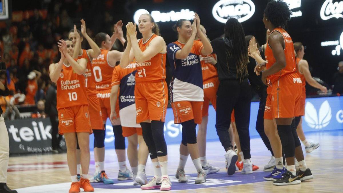 Las jugadoras del Valencia Basket se despiden entre aplausos de la afición