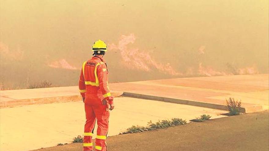 Estabilizado un incendio en una zona protegida de aves de Sagunto