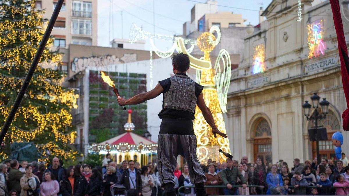Actuació a la plaça Major de Castelló, este pont de la Constitució.