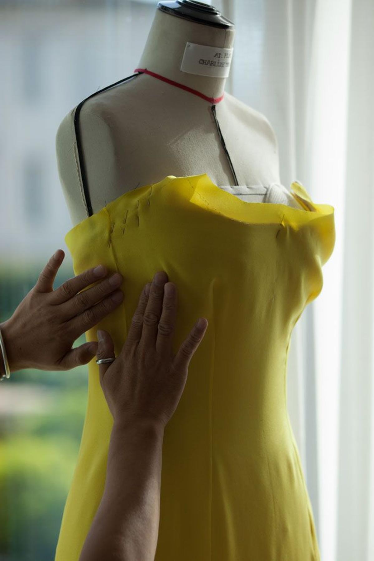 Charlize Theron, la larga cola del vestido de Dior