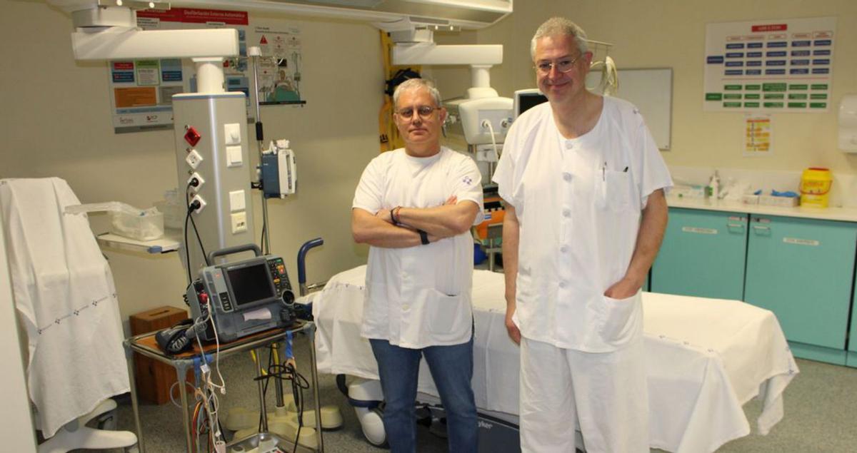 Arriba, los sanitarios del Álvarez-Buylla durante una cardioversión. Sobre estas líneas, los doctores Ignacio González (a la izquierda) y José Antonio Tamargo. | andrés velasco