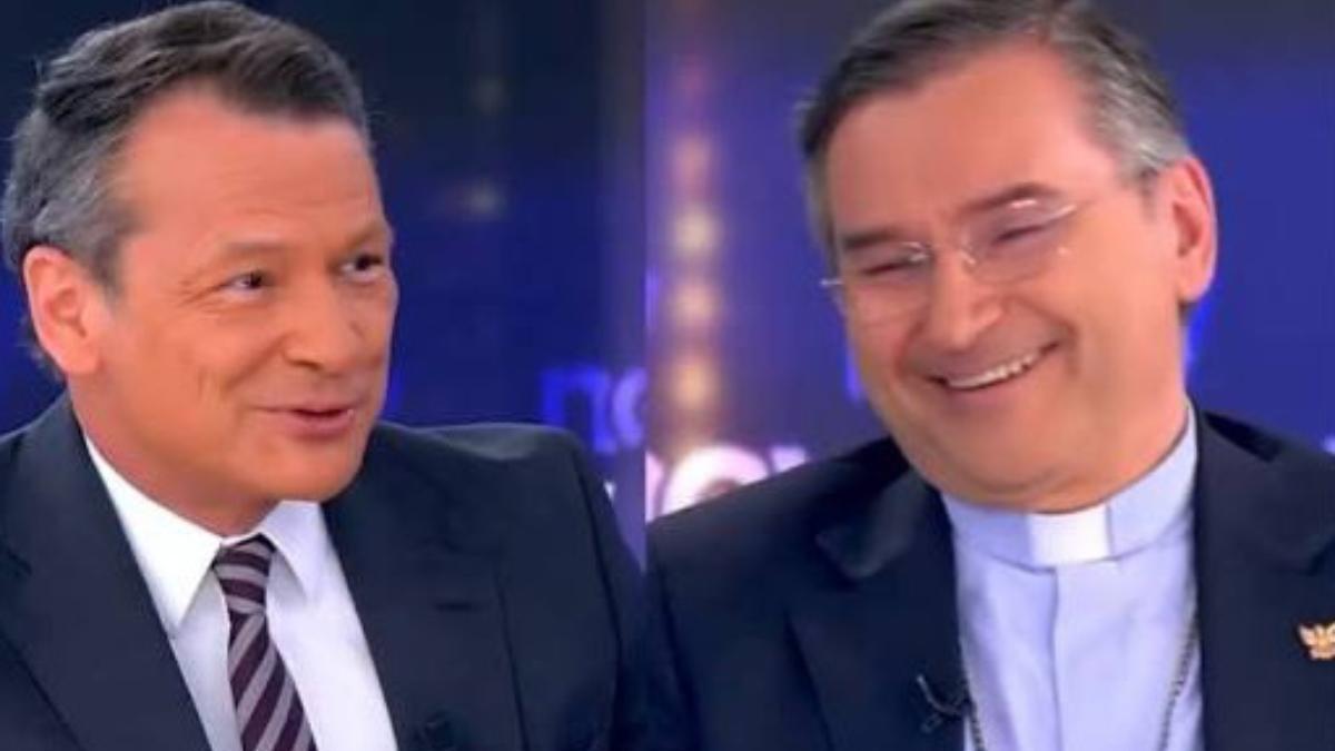 El presentador y un sacerdote en el programa interrumpido por el gol al Real Madrid