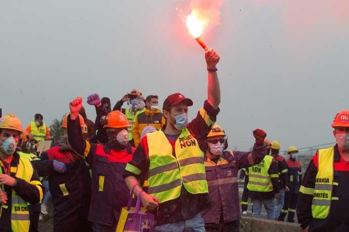 Empleados de Alcoa cortan la A8 en Ribadeo