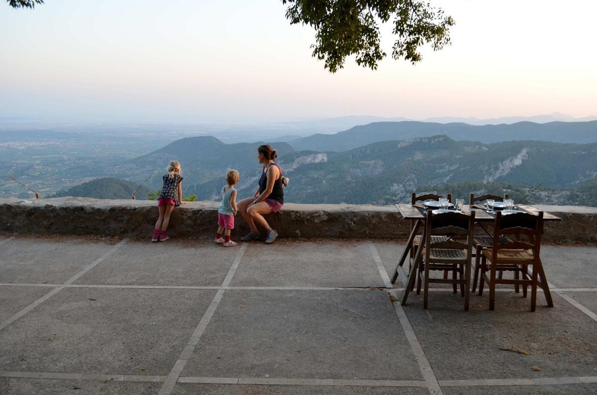 Im Sommer einer der kühlsten und schönsten Orte Mallorcas - Abendstimmung auf der Terrasse am Castell d'Alaró.