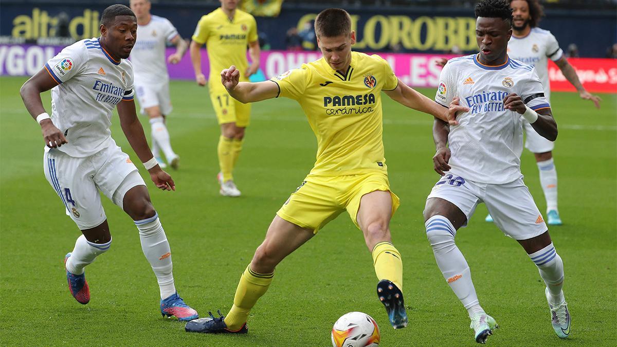 Juan Foyth protege el balón ante la presión de Alaba y Vinicius