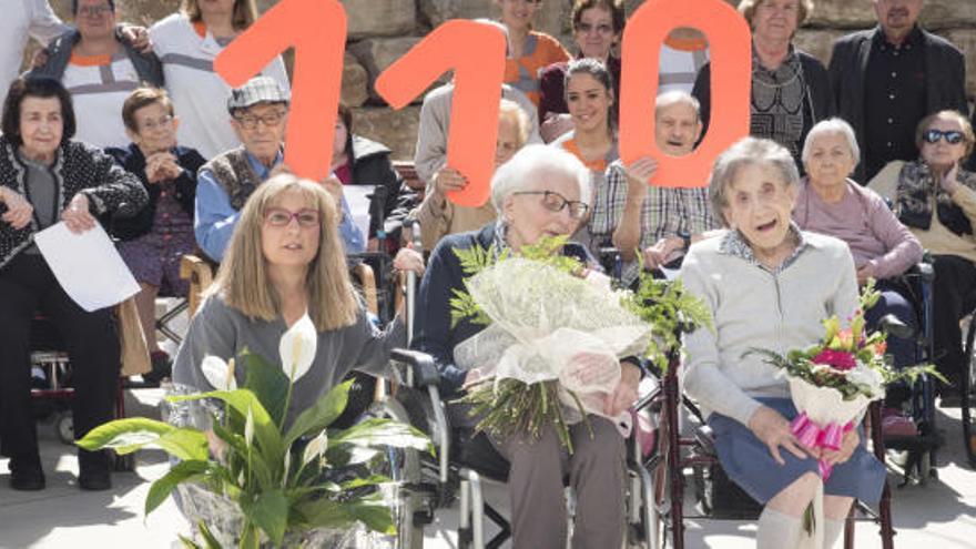 Maria Ubach (al centre) el dia de la celebració del seu 110 aniversari | Oscar Bayona