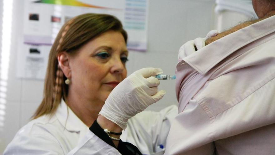 Una enfermera administra la vacuna en el Centro de Salud Puerta Nueva